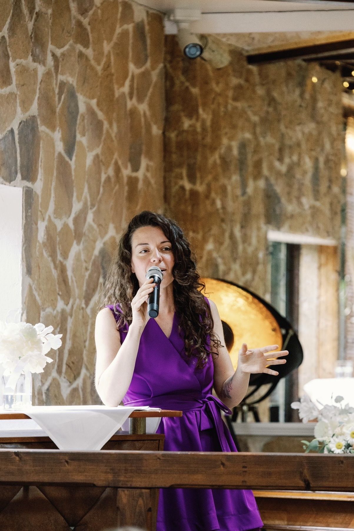 Traurednerin Christina Hein spricht frei und voller Authentizität in Neustadt am Rübenberge.