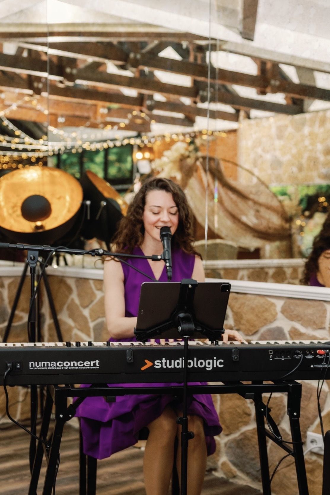 Hochzeitssängerin Christina Hein begleitet sich selbst am Klavier während freier Trauung.