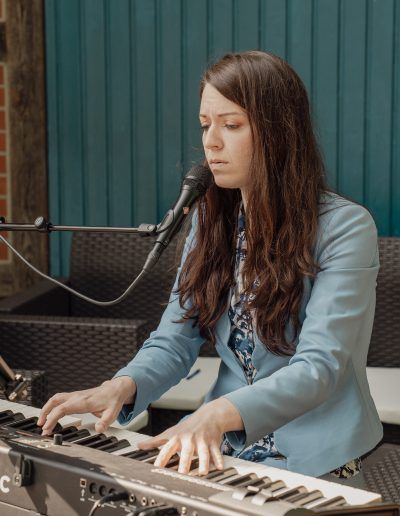 Live-Gesang während einer freien Trauung im Büchtmannshof Wietze.