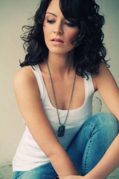 Event­sängerin Christina Hein in ruhiger, entspannter Haltung – professionelle Live-Musik für Business- und Privatevents