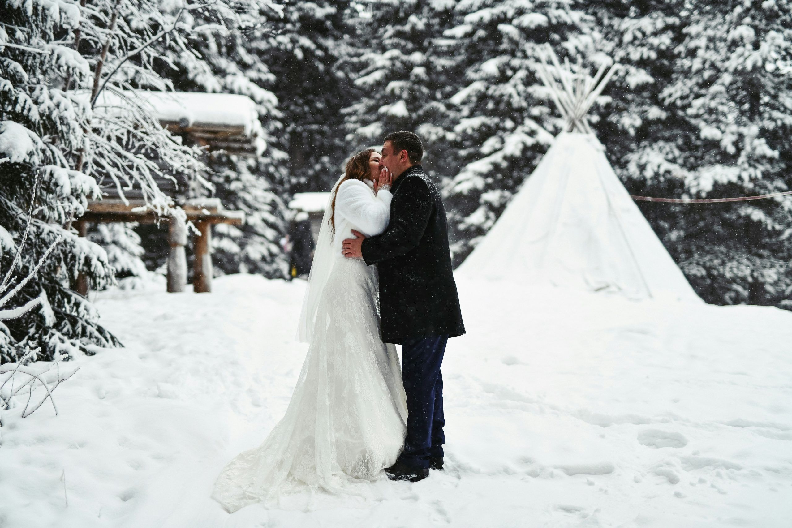 Winterhochzeit bei freier Trauung im Schnee - Brautpaar in winterlicher Hochzeitskulisse